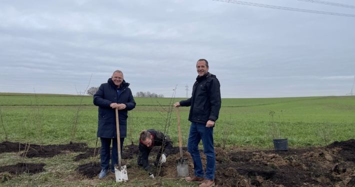 20251128_Plfanzaktion_OB Holaschke_Christoph Moessinger_Schulleiter Ulrich Mueller (2)